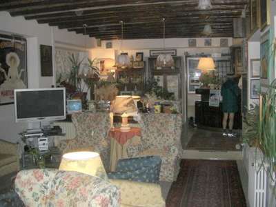 The lobby of Hotel Elimo.